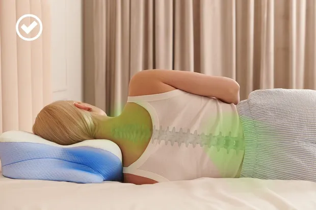 Persona durmiendo de lado sobre la almohada ergon&oacute;mica Derila Ergo, con la cabeza apoyada y la columna en l&iacute;nea recta