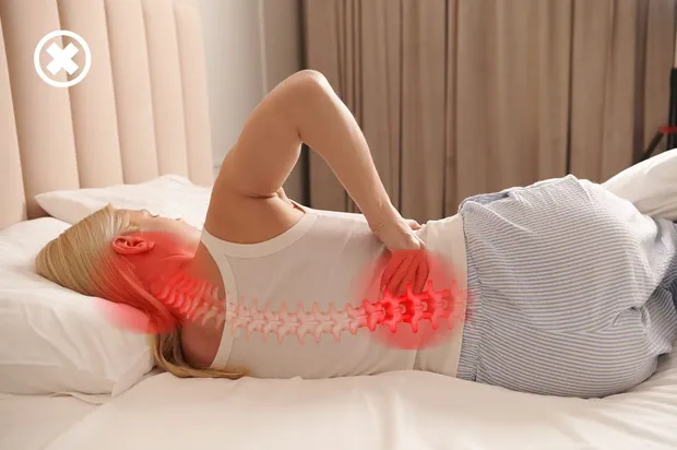 Persona durmiendo de lado sobre una almohada plana, con la columna fuera de l&iacute;nea y el cuello doblado hacia abajo